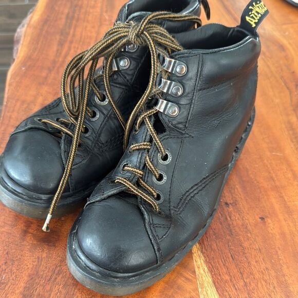 Dr. Martens air wair bouncing soles  Black Leather Boots.  Sz 4 - Picture 1 of 9
